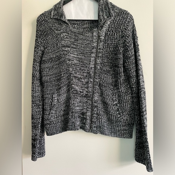 Black/white asymmetrical zip cardigan - Picture 3 of 7